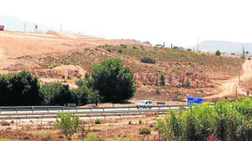 Movimientos de tierras en el tramo de la futura autovía de Valencia-Murcia (A-33) que enlazará con la autovía de Madrid (A-31, a la altura de Villena.
