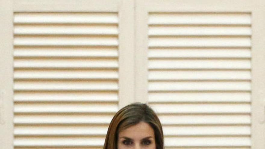 La Reina Letizia saca partido a su moderno fondo de armario