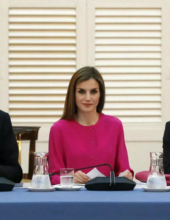 La Reina Letizia saca partido a su moderno fondo de armario