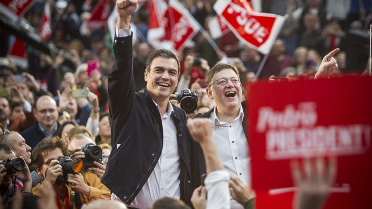 Pedro Sánchez, candidato del PSOE a la presidencia del Gobierno, con Ximo Puig, presidente de la Comunidad Valenciana y secretario general del PSPV-PSOE, en el mítin celebrado en Valencia, este domingo