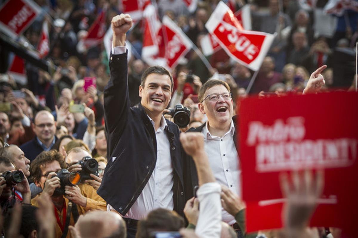 Pedro Sánchez, candidat del PSOE a la presidència del Govern, amb Ximo Puig, president de la Comunitat Valenciana i secretari general del PSPV-PSOE, al míting celebrat a València, aquest diumenge.