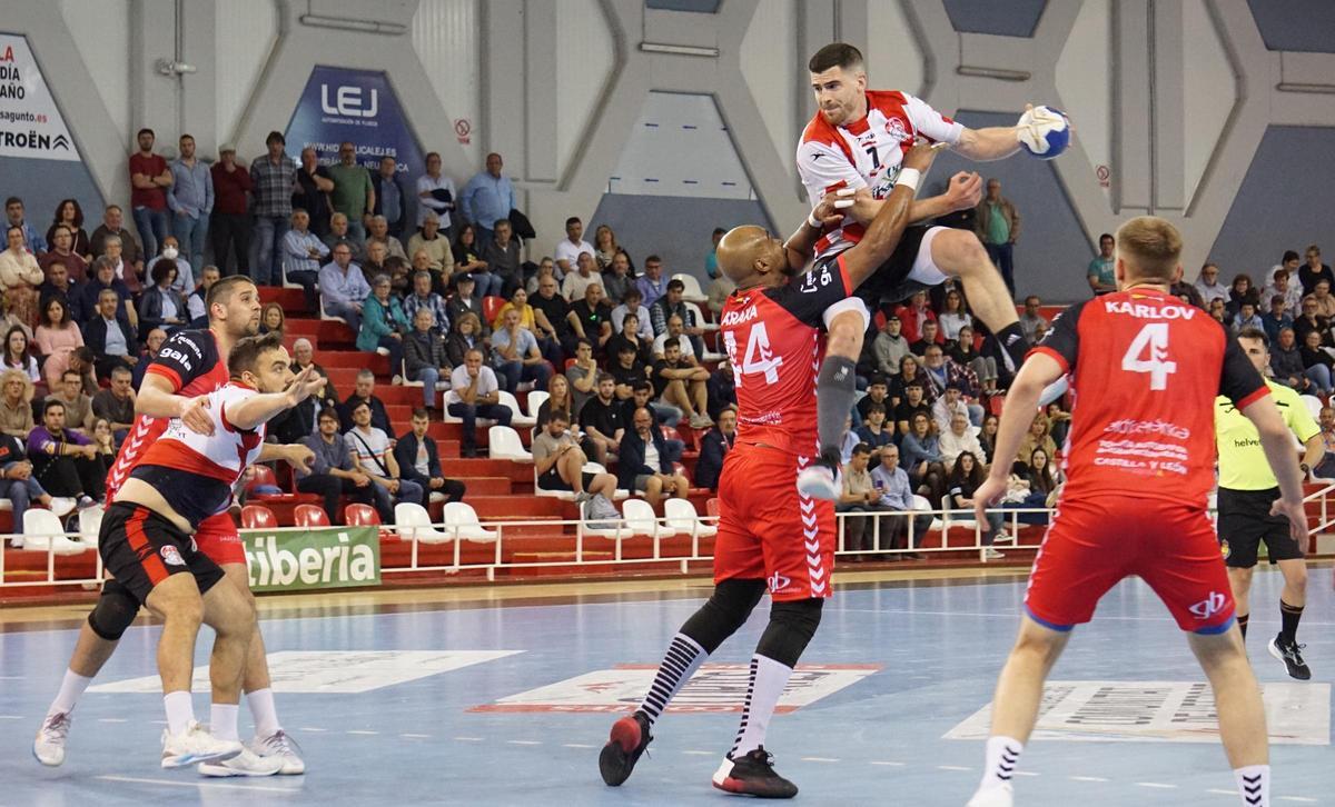 Una acción del último encuentro en casa del Fertiberia BM Puerto.