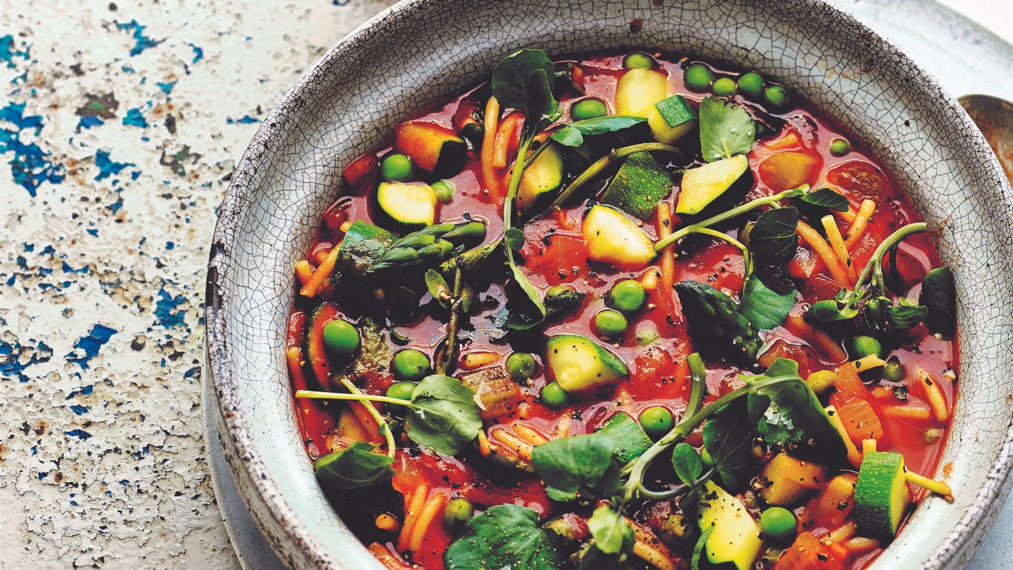 Minestrone de calabacín, guisantes y berros