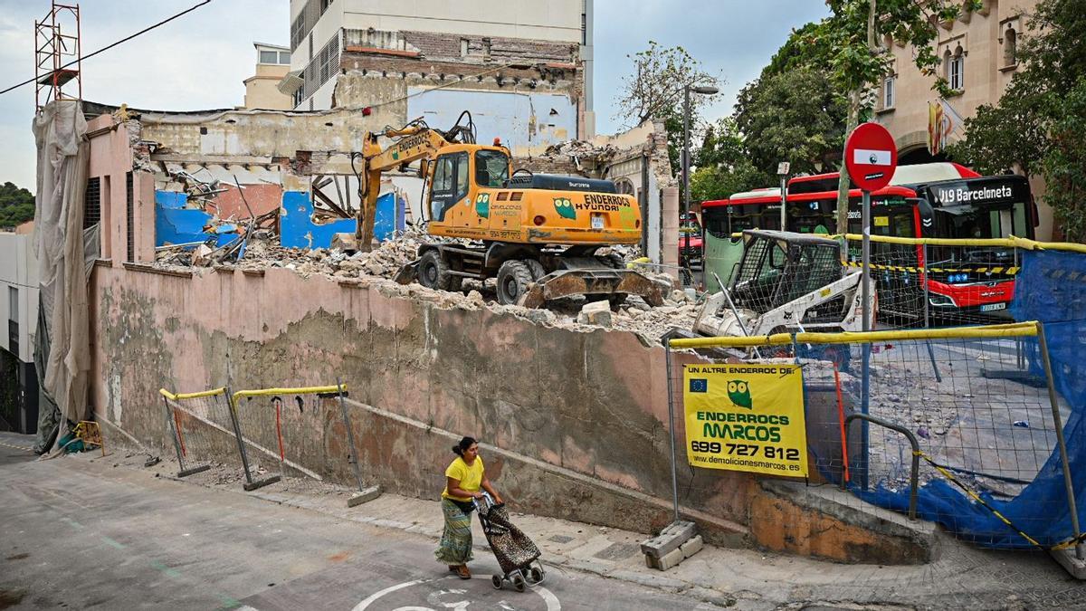 Barcelona 09/08/2021 La piqueta acaba con la casa de ’Garbancito de la Mancha’ Passeig de la Mare de Déu del Coll, 41, 51 FOTO MANU MITRU