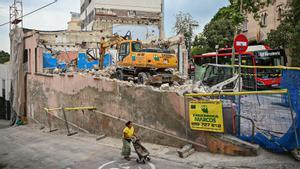 Barcelona 09/08/2021 La piqueta acaba con la casa de ’Garbancito de la Mancha’ Passeig de la Mare de Déu del Coll, 41, 51 FOTO MANU MITRU