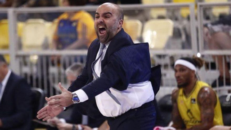 Víctor García, viviendo el partido ante el UCAM intensamente en la banda del Arena el pasado sábado. | | CB GRAN CANARIA