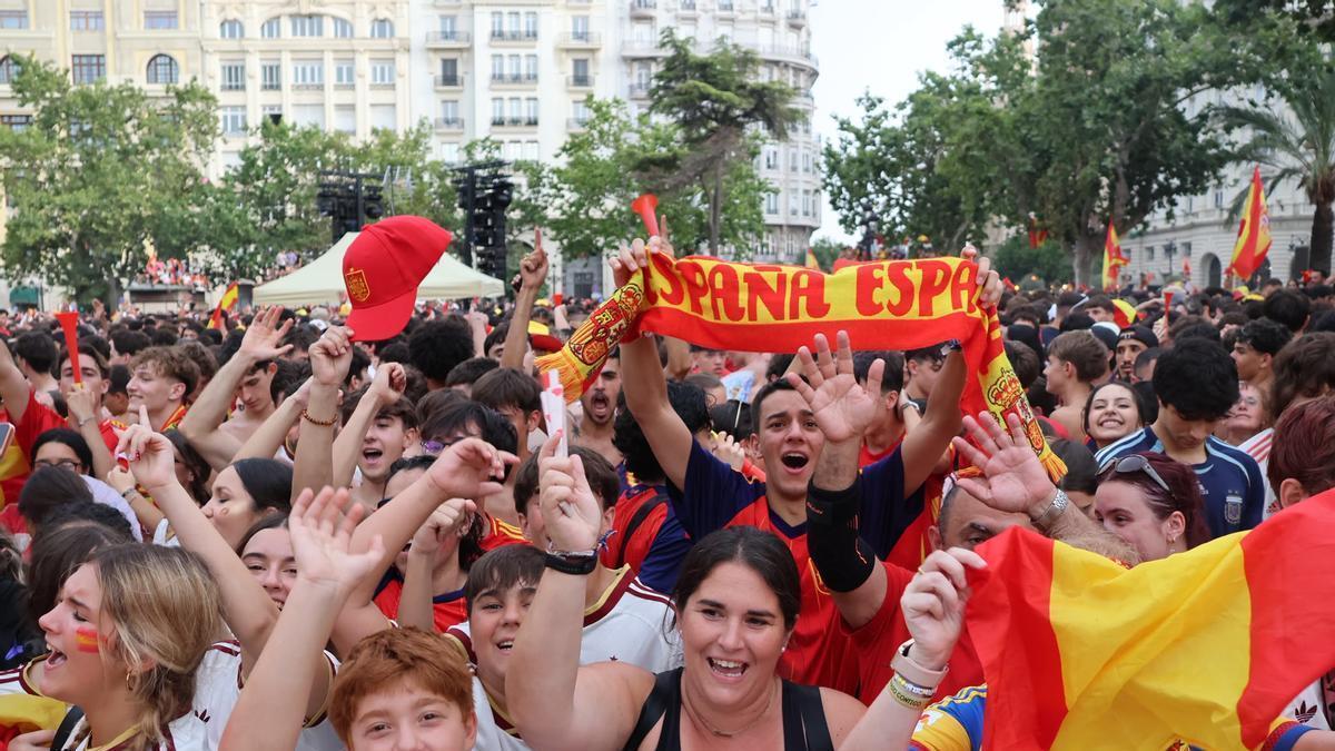 La plaza del Ayuntamiento de València se llena para ver la final del Mundial