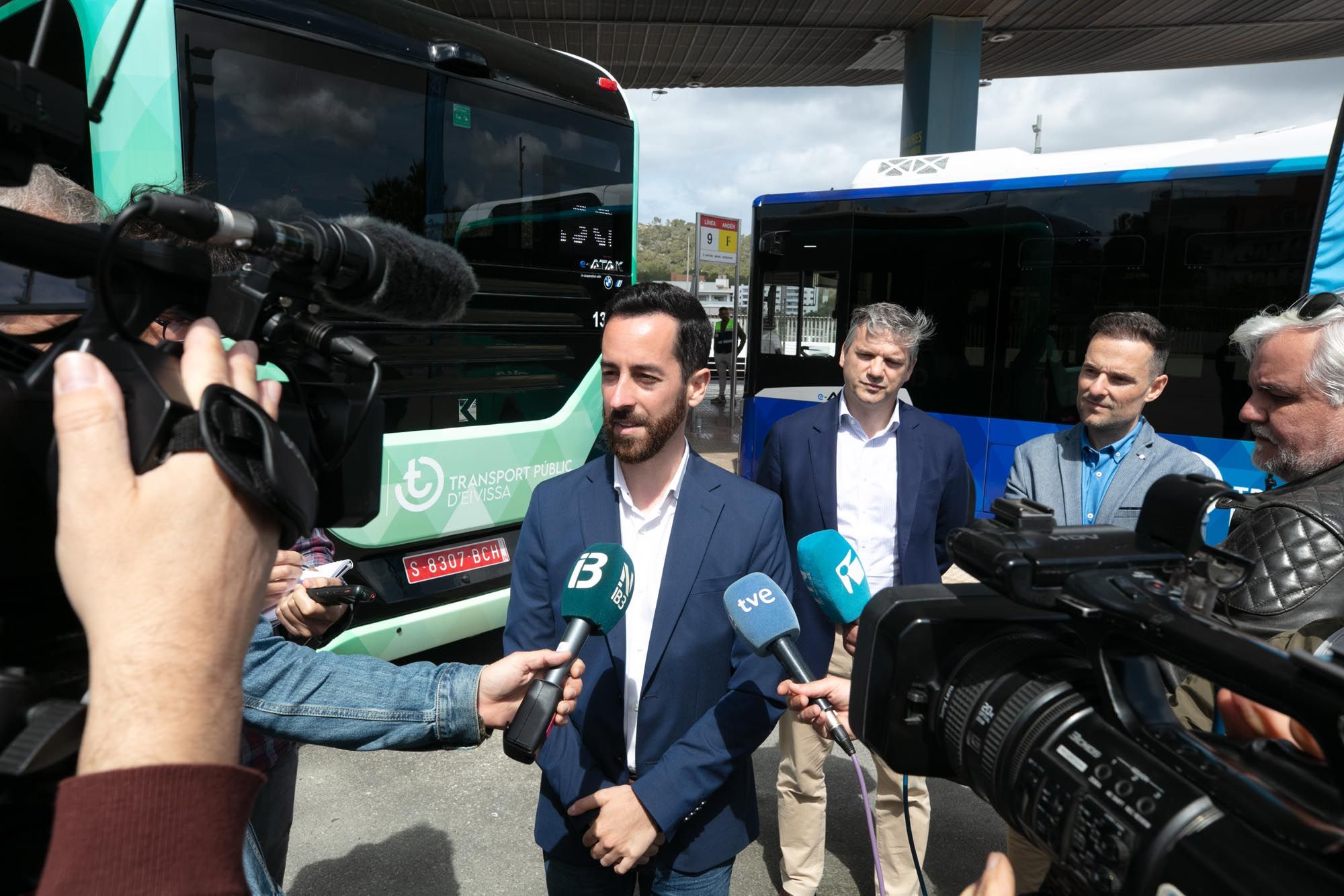 Dos nuevos autobuses eléctricos en Ibiza