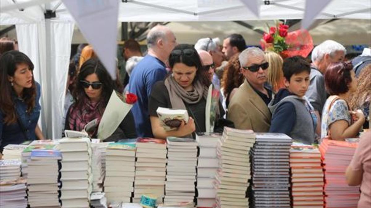 Una mujer, en un puesto de libros, ayer.