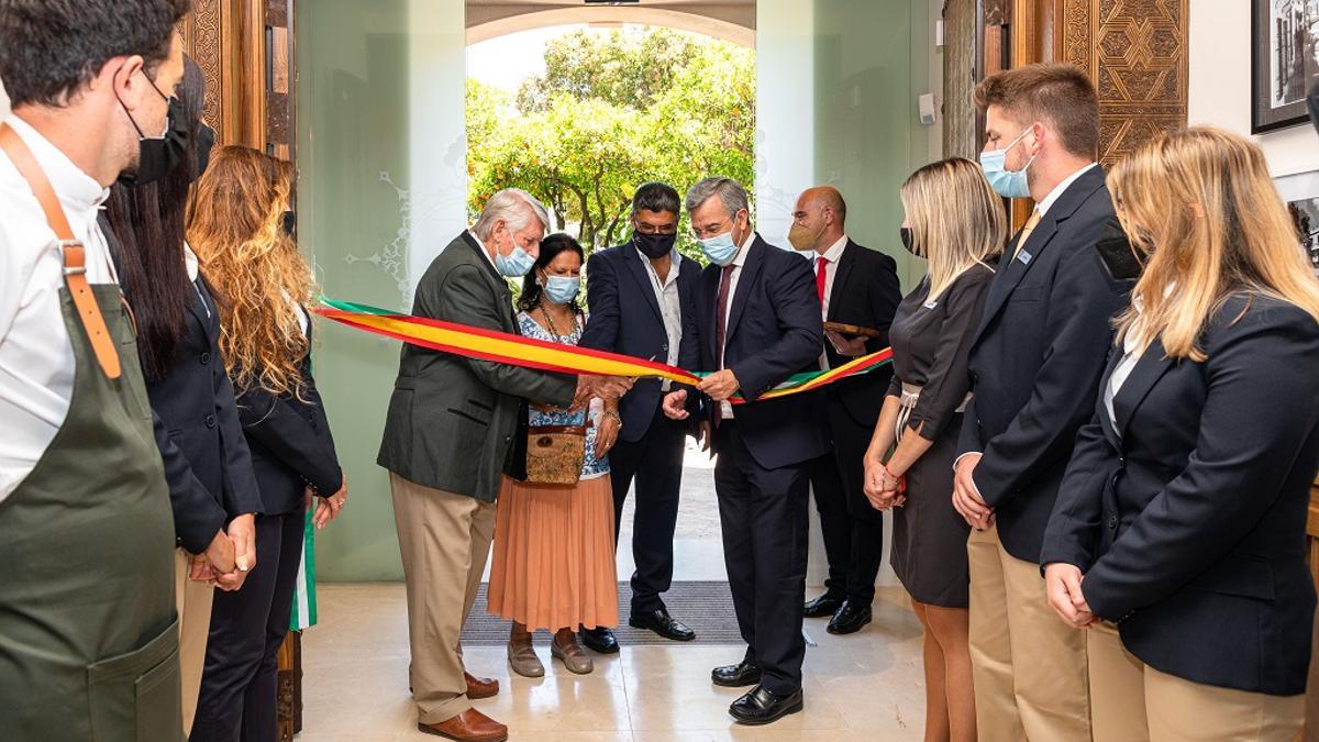 Los promotores del hotel El Pilar de Andalucía cortan la cinta inaugural.