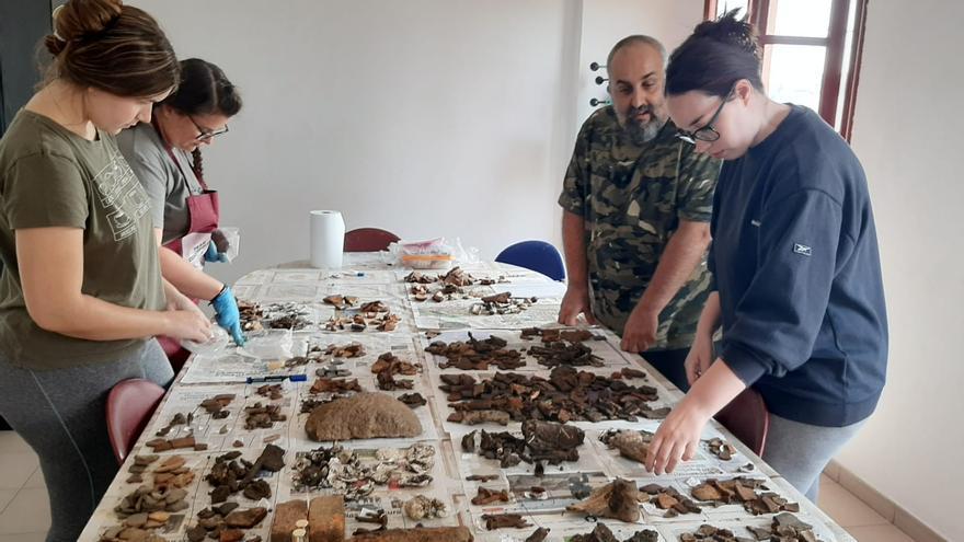 El laboratorio de Lucus Asturum: David Expósito dirige a los profesionales que clasifican los restos que salen del yacimiento de Llanera
