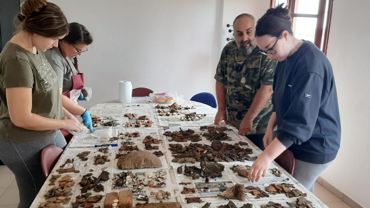 Así se limpian y clasifican los restos encontrados en el yacimiento de Lucus Asturum de Llanera