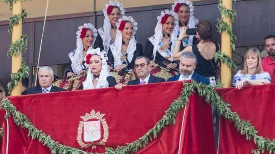 La Bellea del Foc y sus damas de Honor.