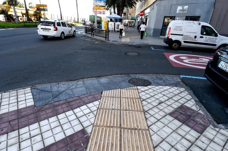 LAS PALMAS DE GRAN CANARIA  04-11-18  LAS PALMAS DE GRAN CANARIA. Peligro. Guias para invidentes en la acera que no llevan a ninguna paso de cebra . FOTOS: JUAN CASTRO  | 04/12/2018 | Fotógrafo: Juan Carlos Castro