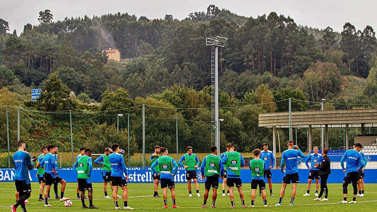 Borja Jiménez se dirige a los jugadores durante el entrenamiento de ayer en Abegondo. |  // RCD