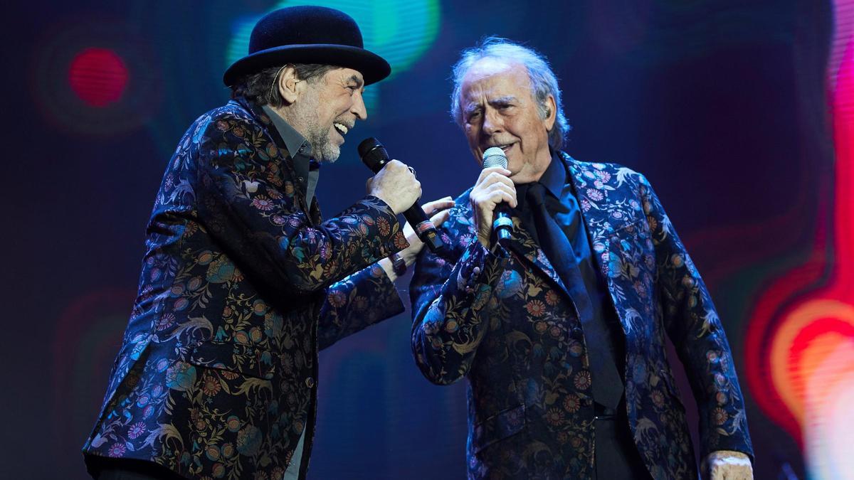 Serrat y Sabina, durante un concierto en Barcelona.