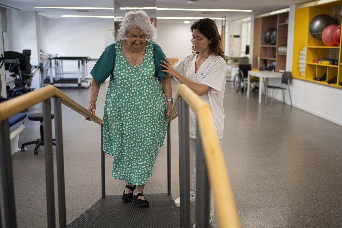 Dolores acude al servicio de rehabilitación del CAP Vila Olímpica del Parc Sanitari Pere Virgili en Barcelona tras sufrir una caída