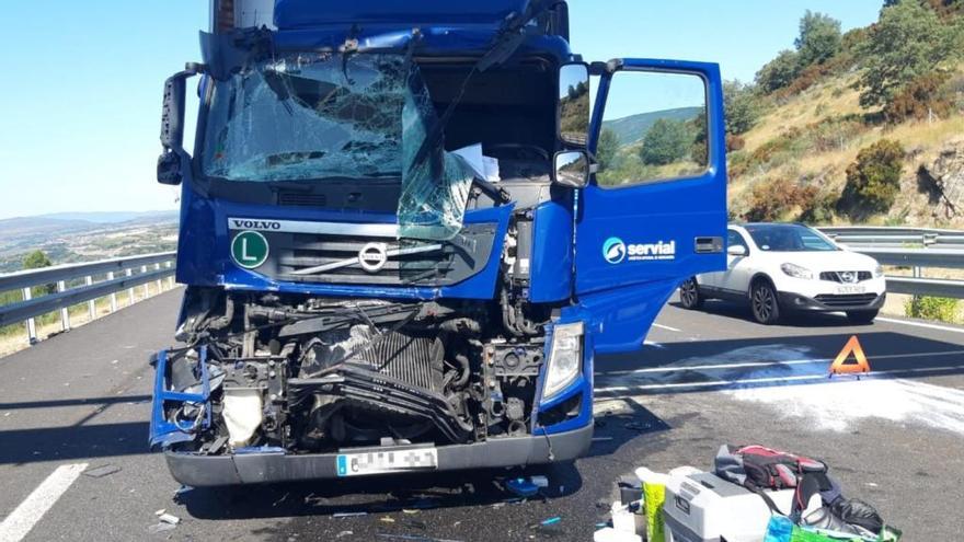 Camión accidentado en la A-52, esta mañana. // G. C.