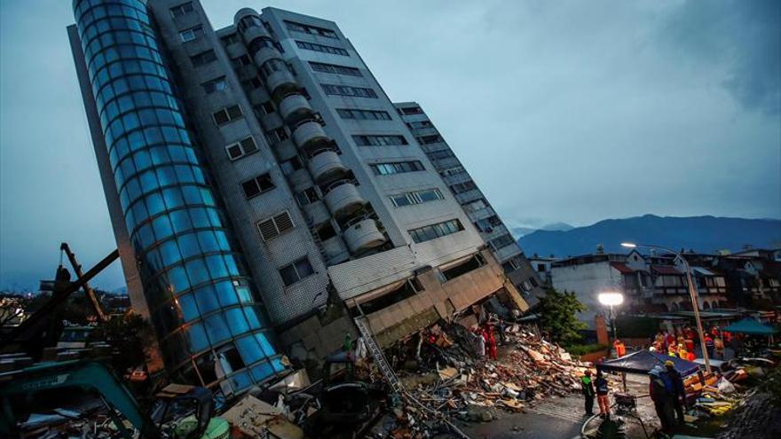 El frío dificulta el rescate de las víctimas del terremoto