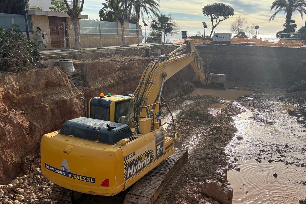 Maquinaria de A. Sáez en una obra en Platja d’en Bossa.