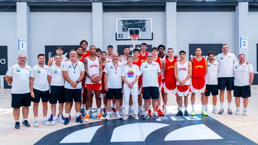 La nueva selección España B, en su primer entrenamiento en Madrid.