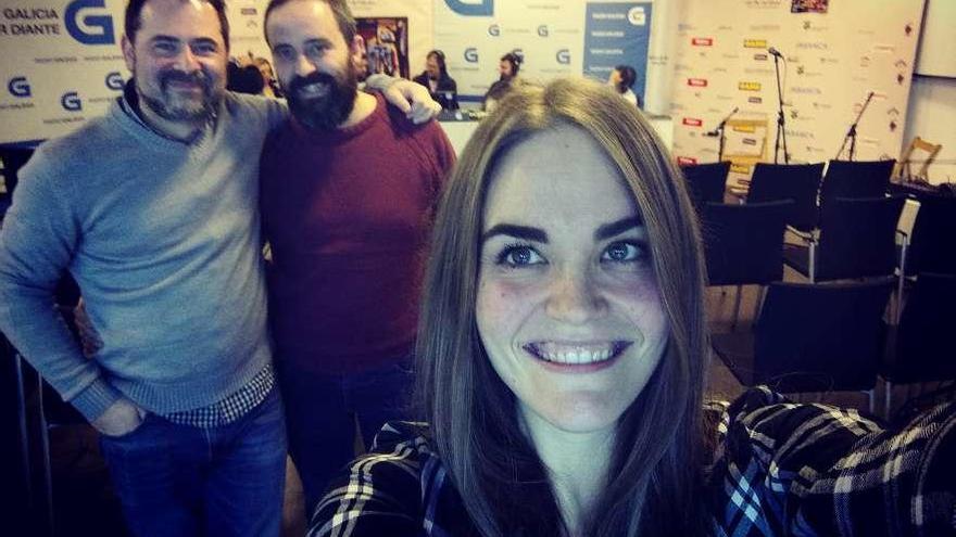 Sandra Fondevila, delante de Diego Sieiro y Benxamín Otero, en un reciente autorretrato.