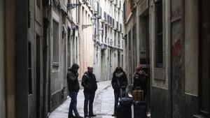 Turistas ante un apartamento turístico del barrio Gotic, a finales de enero-