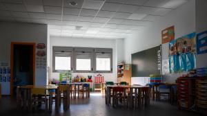 Archivo - Sillas y mesas de un aula en el interior del Colegio Nobelis de Valdemoro, que debido a la pandemia del coronavirus tendrá que acondicionar sus aulas con medidas de distanciamiento e higiene para el nuevo curso escolar 2019-2020. En Valdemoro, M