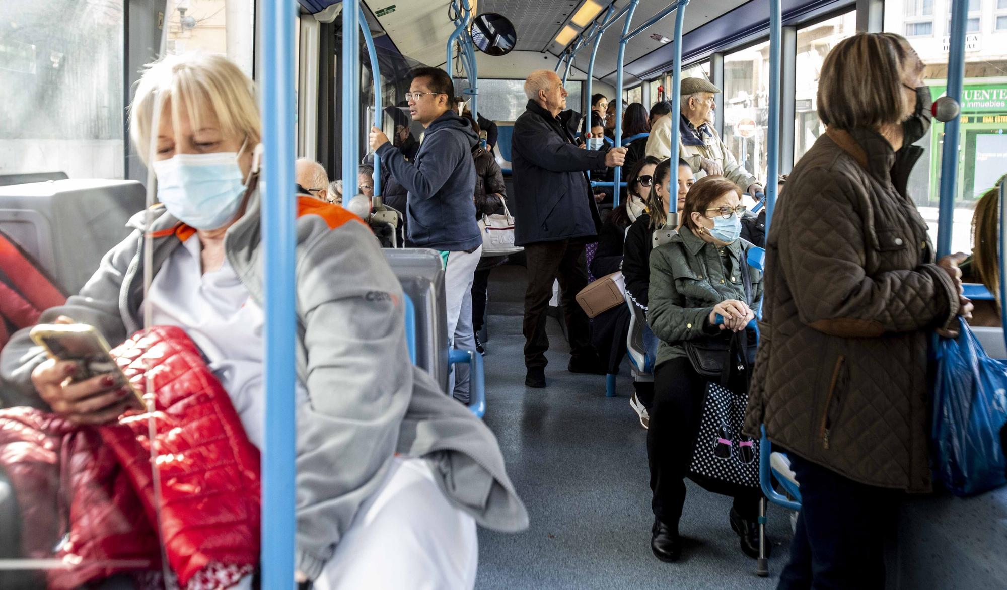 Hoy ya no hay que llevar la mascarilla en los transportes públicos