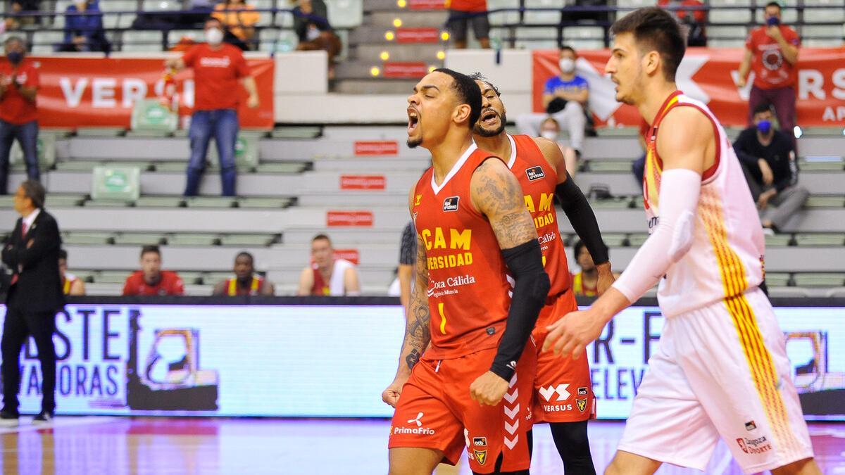 Davis celebra un triple durante el partido.