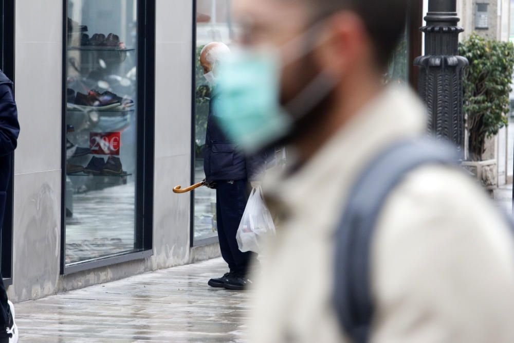 Pasan los días de confinamiento y la situación de la ciudad sigue siendo desértica. La siempre frecuentada calle Larios, la Alameda, principal vía de tráfico tanto privado como público del centro de la ciudad, y el bullicioso mercado de Atarazanas presentan durante el estado de alarma provocado por la pandemia de coronavirus una imagen inusual, acentuada por la persistente lluvia de esta semana.