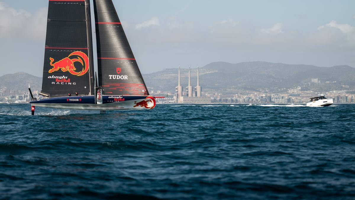 El A40 de Alinghi Red Bull Racing entrena frente a la costa de Barcelona y Sant Adrià de Besòs, en marzo.