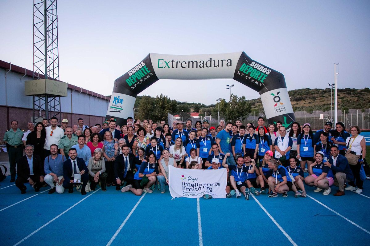 Participantes y autoridades en la convivencia final.