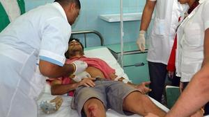 Médicos cubanos atendiendo a un paciente.