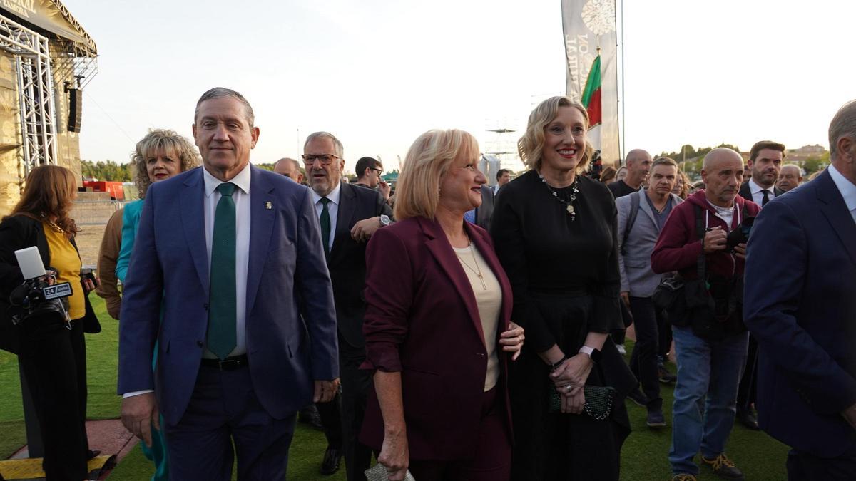 Isabel Blanco, vicepresidenta de la Junta, en su llegada a la gala de Caja Rural junto a la consejera de Industria, Leticia García, y el presidente de la Diputación, Javier Faúndez.