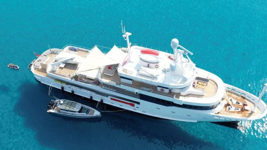 El yate de lujo que fue de Luciano Benetton llega a Ibiza: el principio del fin de la marca de moda