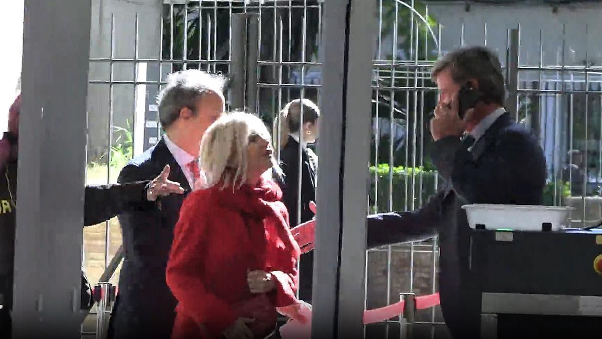 La tensa imagen de Eugenia Martínez de Irujo retirando el saludo en público a su hermano Cayetano