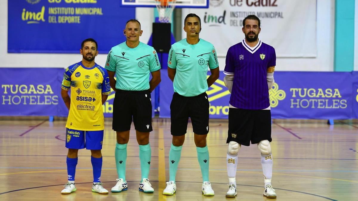 El capitán blanquiverde, Fabio Alvira, junto al dúo arbitral y el excordobesista Jesulito antes del pasado duelo ante el Virgili Cádiz.