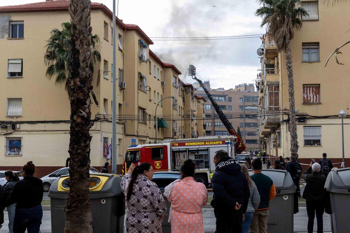 Un incendio en el barrio Miguel Hernández de Alicante deja tres vecinos y seis policías atendidos por inhalación de humo