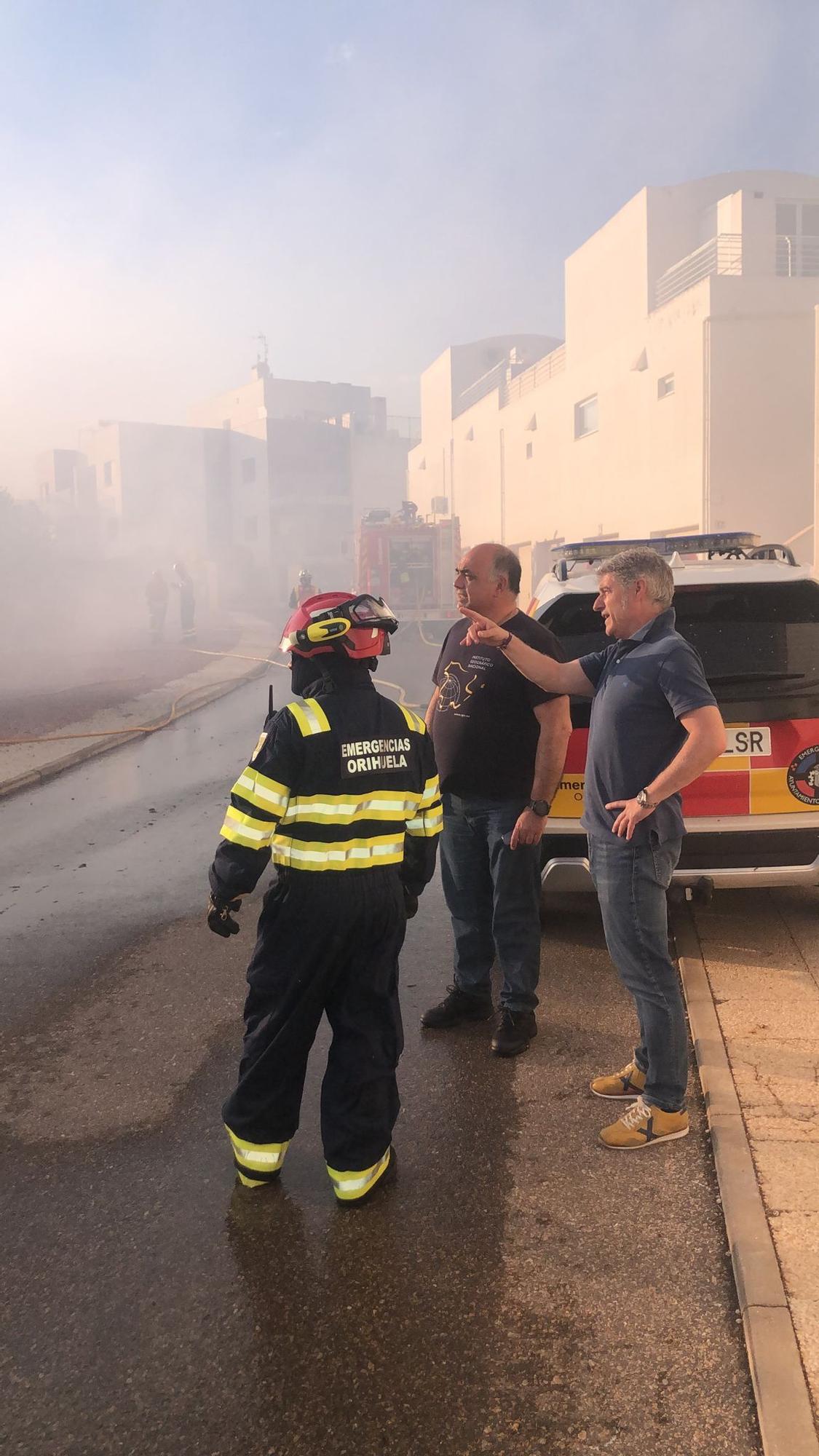 Las llamas del incendio en Orihuela Costa