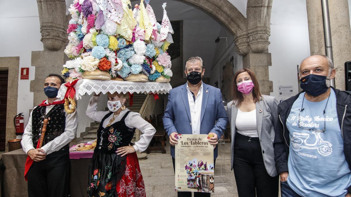 J. A Barquilla,  Juana García, Álvaro Arias, Patricia Valle y Juan P. González,  esta mañana en el Palacio de Carvajal.