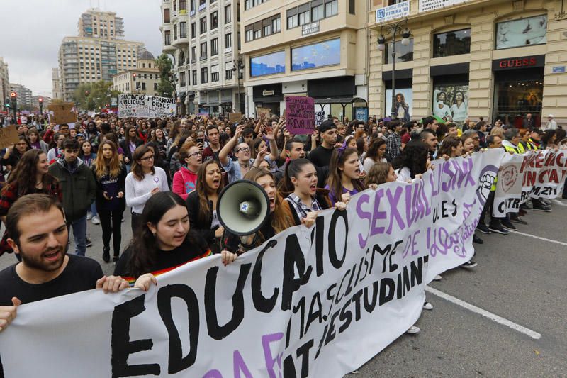 Estudiantes protestan en València contra el machismo en las aulas