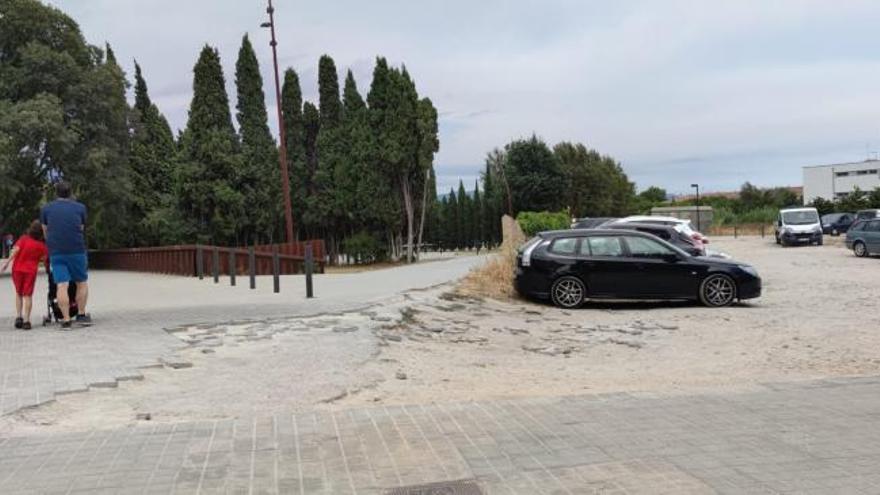 El pas irregular de vehicles deteriora una vorera del Parc de les Aigües de Figueres