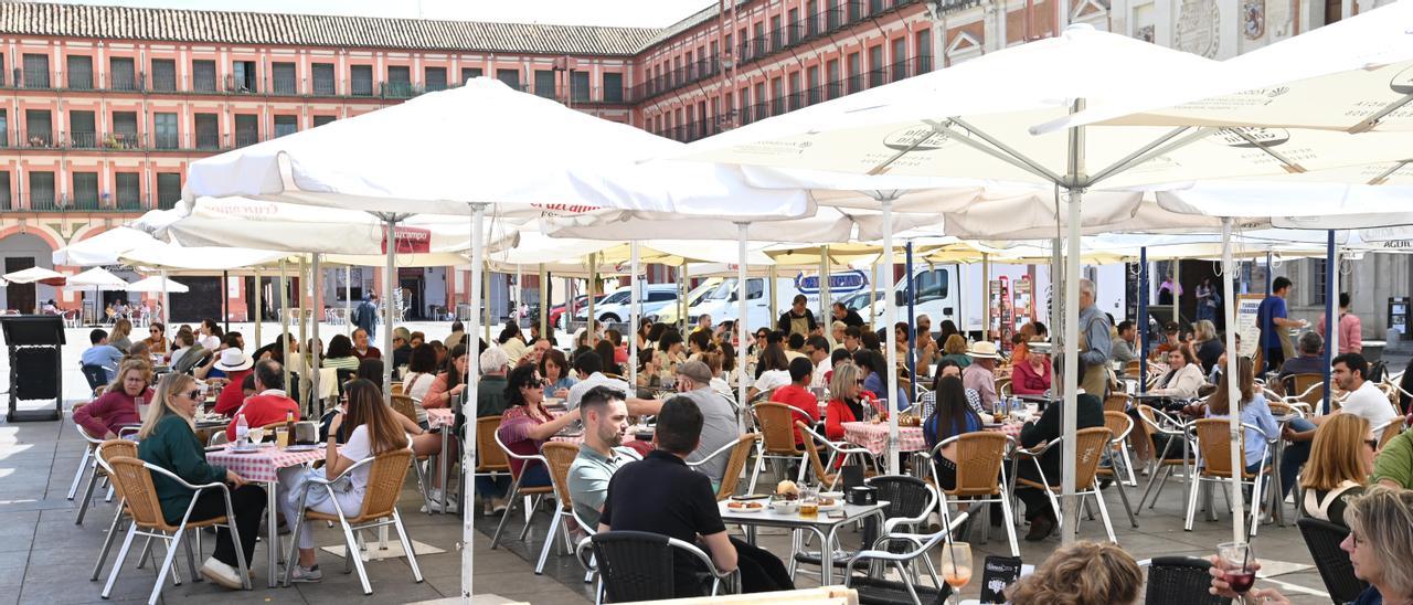 Los clientes disfrutan del aire libre en bares de la plaza de la Corredera.