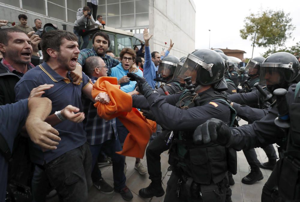 La Guàrdia Civil desallotja per la força el pavelló de Sant Julià de Ramis