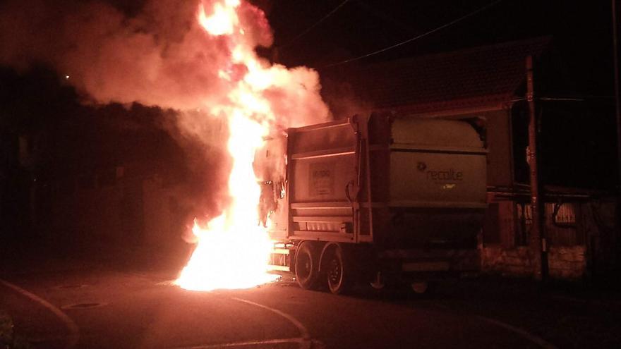 Arde un camión de la basura en Bueu mientras realizaba la recogida