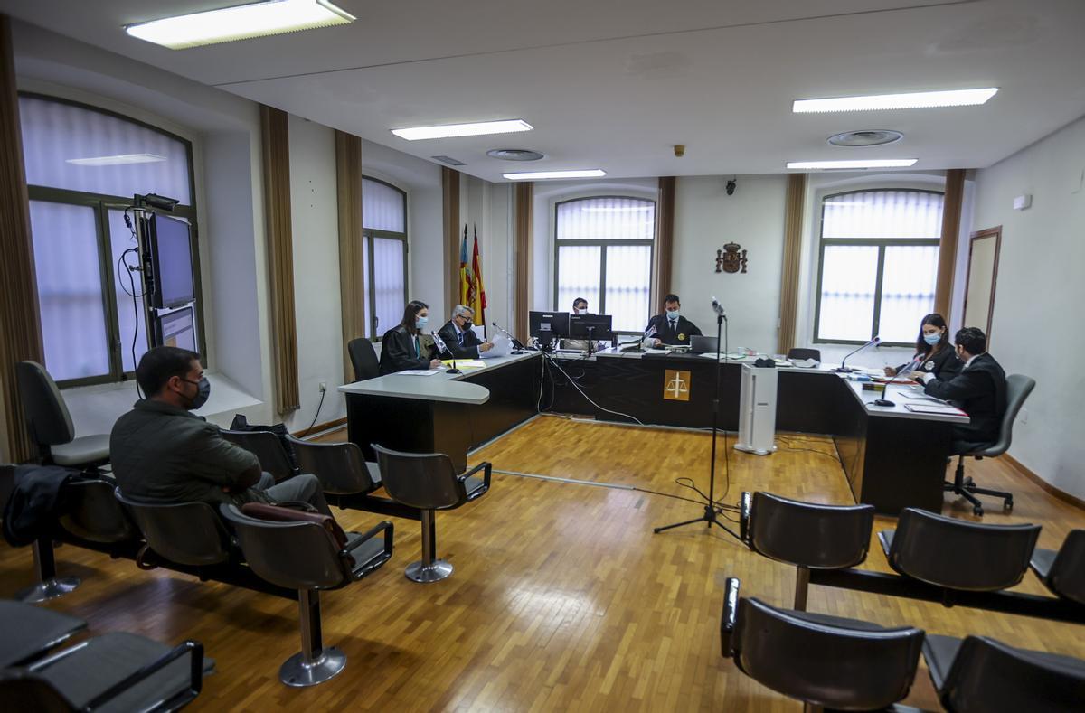 Imagen de la sala de vistas con el banquillo del acusado vacío el día que se suspendió el juicio.