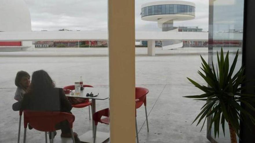 Terraza de la cafetería del Niemeyer, con la torre al fondo.