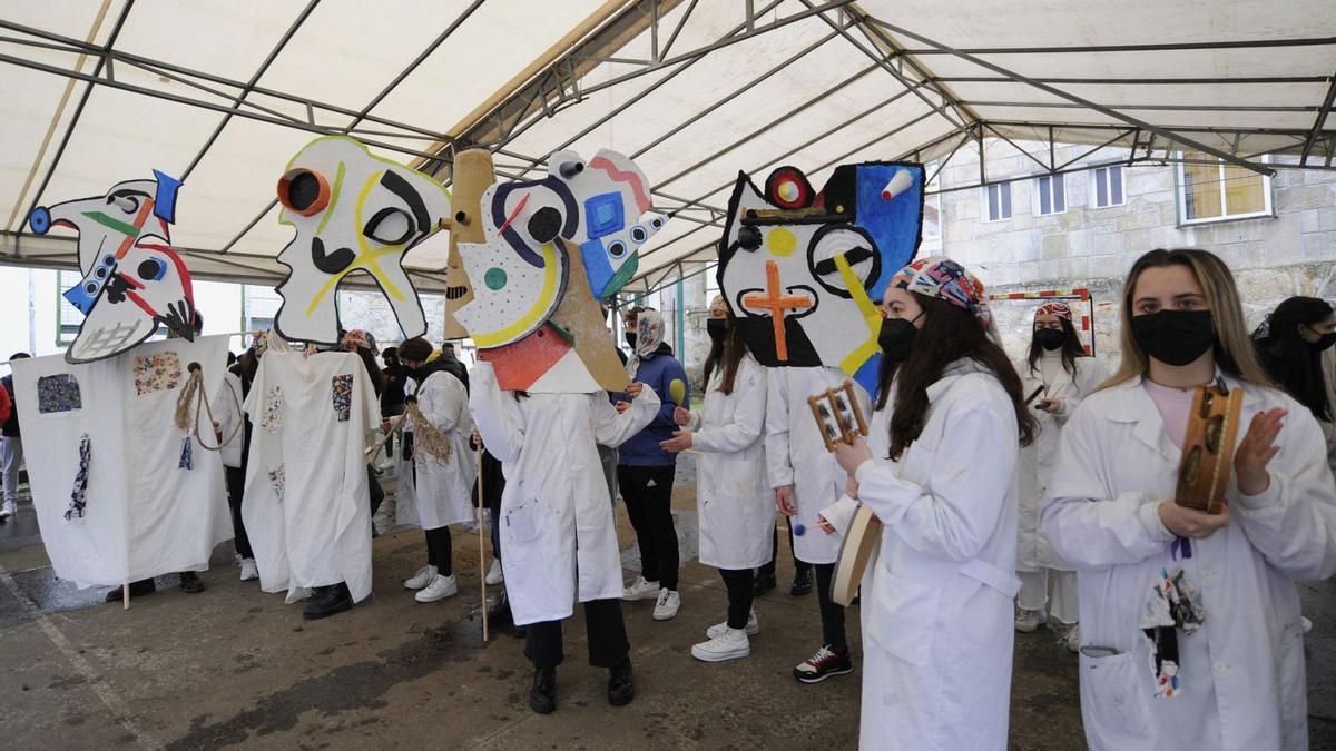 Os estudantes que participaron no obradoiro
realizaron un desfile no recreo.  | // BERNABÉ/JAVIER LALÍN