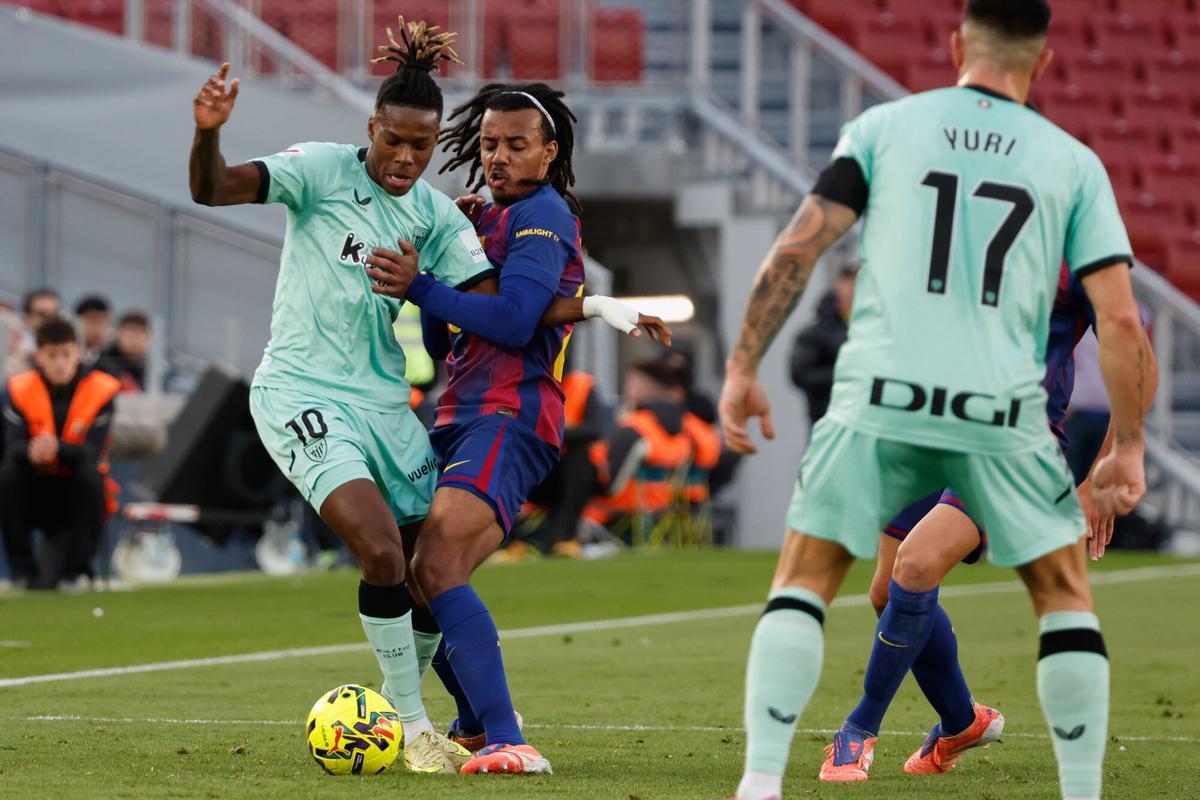 Athletic Bilbao's Nico Williams, left, and Barcelona's Jules Kounde fight for the ball during a La Liga soccer match between Barcelona and Athletic in Barcelona, Spain, Saturday, Nov. 22, 2025. AP Photo/Joan Monfort)